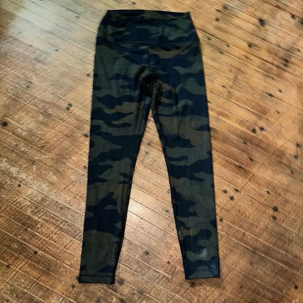 Victoria’s Secret Pink camo Ultimate Athleisure M leggings